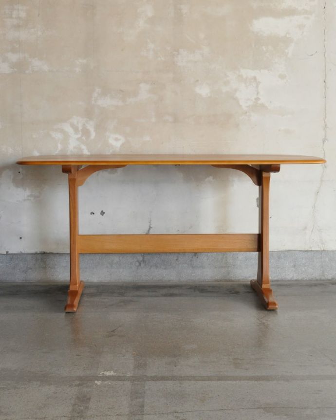 ダイニングテーブルの側面