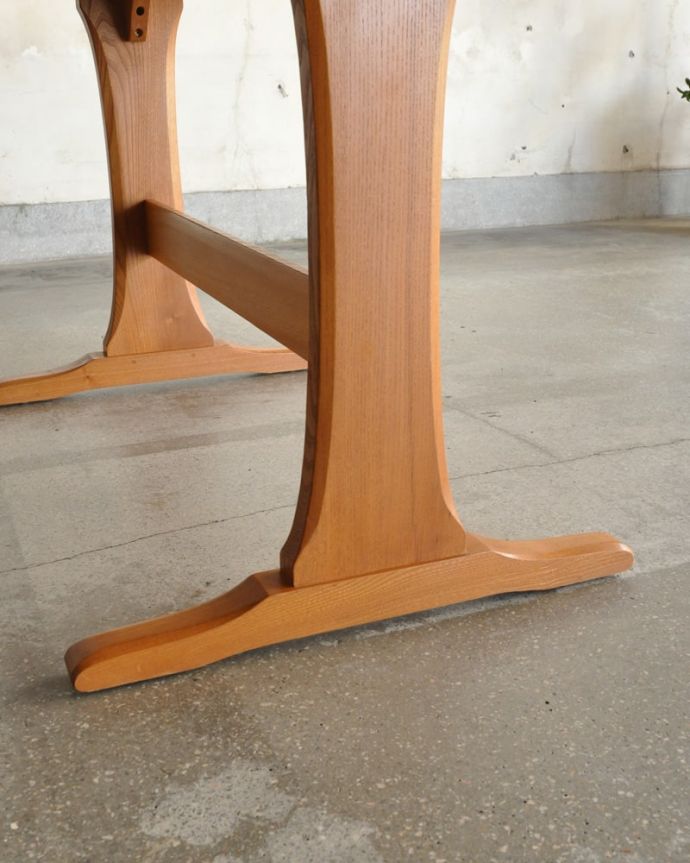 アーコールのテーブルの脚