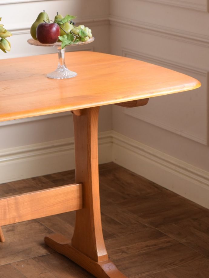 アーコールのダイニングテーブル、北欧スタイルの4人掛けビンテージ