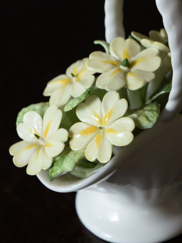 ロイヤルドルトン社のアンティークオブジェ、ボーンチャイナのフラワー