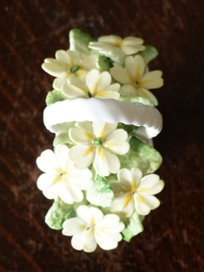 ロイヤルドルトン社のアンティークオブジェ、ボーンチャイナのフラワー