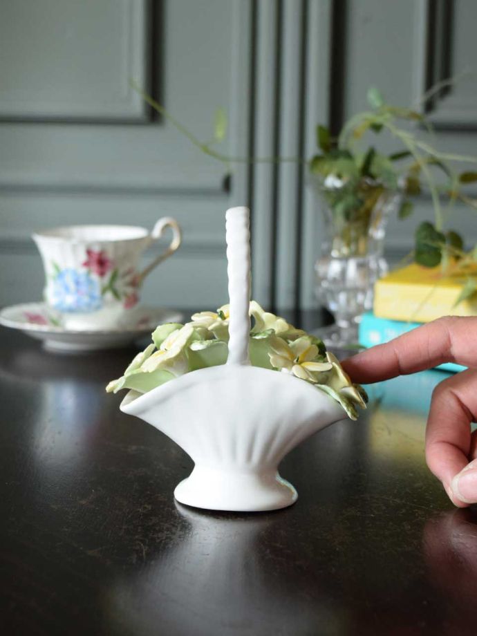 ロイヤルドルトン社のアンティークオブジェ、ボーンチャイナのフラワー