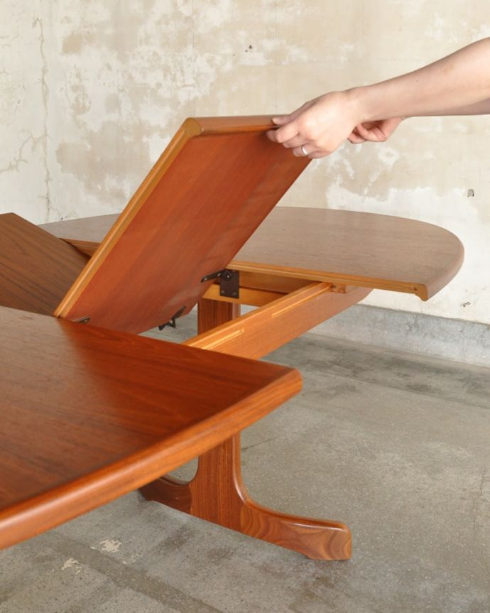 アンティークのテーブル　アンティーク家具　G-PLAN　オーバルテーブル　あっという間にサイズ変更OK！天板の真ん中から新しい天板が出てきます。(m-695-f)