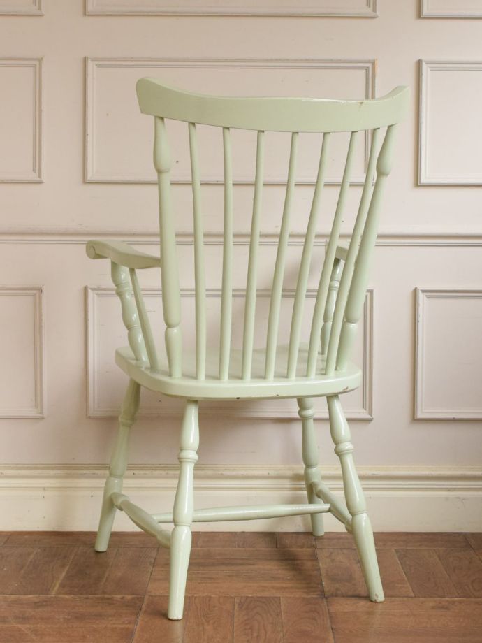 アンティークチェアの後ろ姿