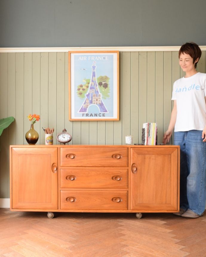 アンティークのキャビネット　アンティーク家具　アーコール　サイドボード　人気のヒミツは北欧スタイルのデザインやっぱりスッキリとカッコイイ北欧デザインが人気のサイドボード。(m-698-f)