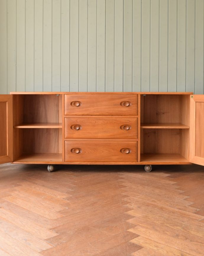 アンティークのキャビネット　アンティーク家具　アーコール　サイドボード　扉の奥はたっぷり収納扉を開けると、中にはたっぷりの収納。(m-698-f)