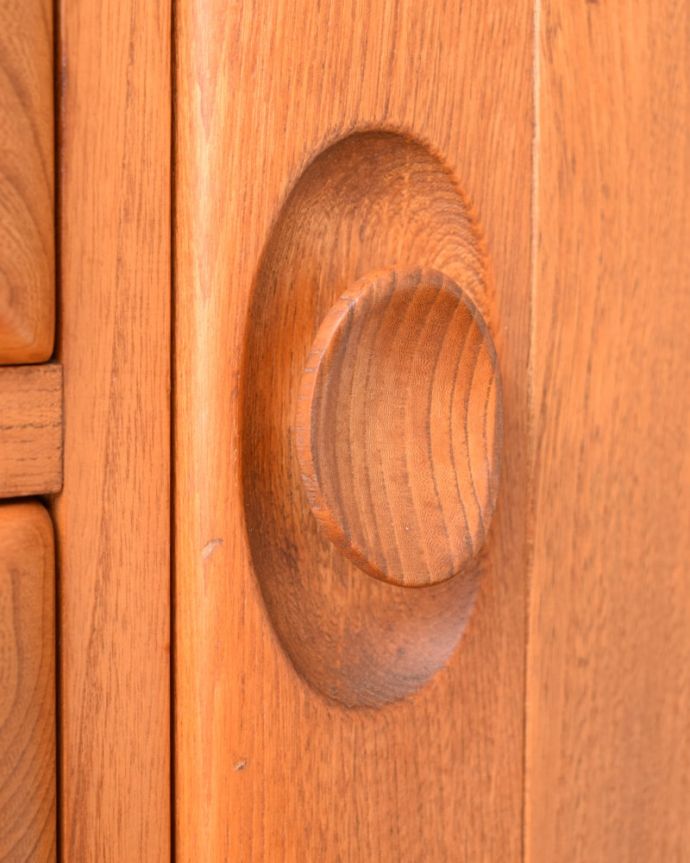 アンティークのキャビネット　アンティーク家具　アーコール　サイドボード　デザインの一部になっている取っ手取っ手のデザインもシンプルかつ機能的に。(m-698-f)