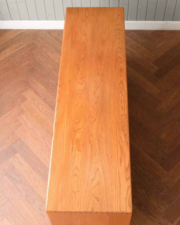 アンティークのキャビネット　アンティーク家具　アーコール　サイドボード　天板の塗装もキレイに仕上げましたヴィンテージの家具は修復方法が様々。(m-698-f)