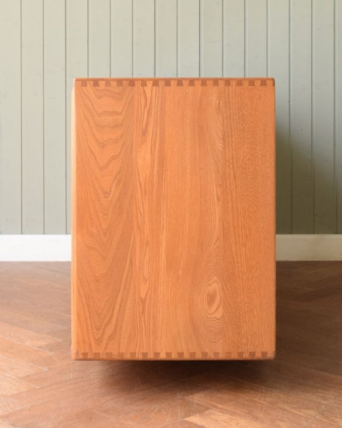 アンティークのキャビネット　アンティーク家具　アーコール　サイドボード　横から見てもスッキリどこから見てもスッキリとしてステキなヴィンテージ。(m-698-f)