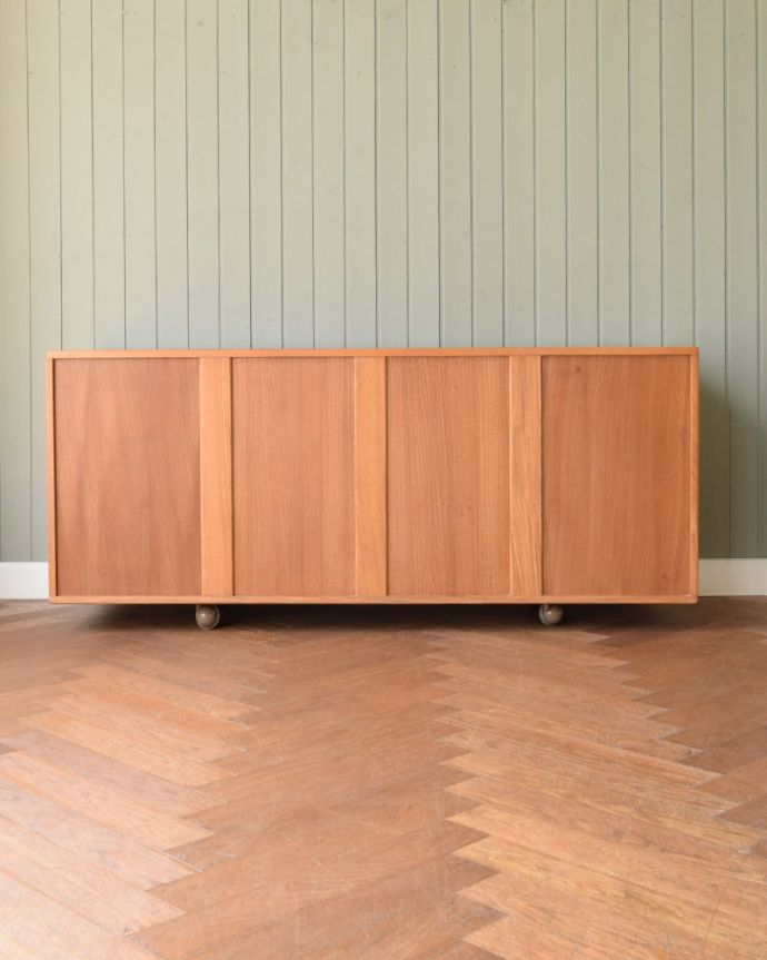 アンティークのキャビネット　アンティーク家具　アーコール　サイドボード　もちろん後ろ姿もキレイですビンテージは新品ではないので、もちろん経年変化によるキズはあります。(m-698-f)