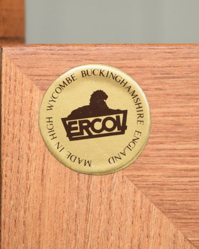 アンティークのキャビネット　アンティーク家具　アーコール　サイドボード　安心の証1981～1995年代製造のタグシールが残っていました。(m-698-f)