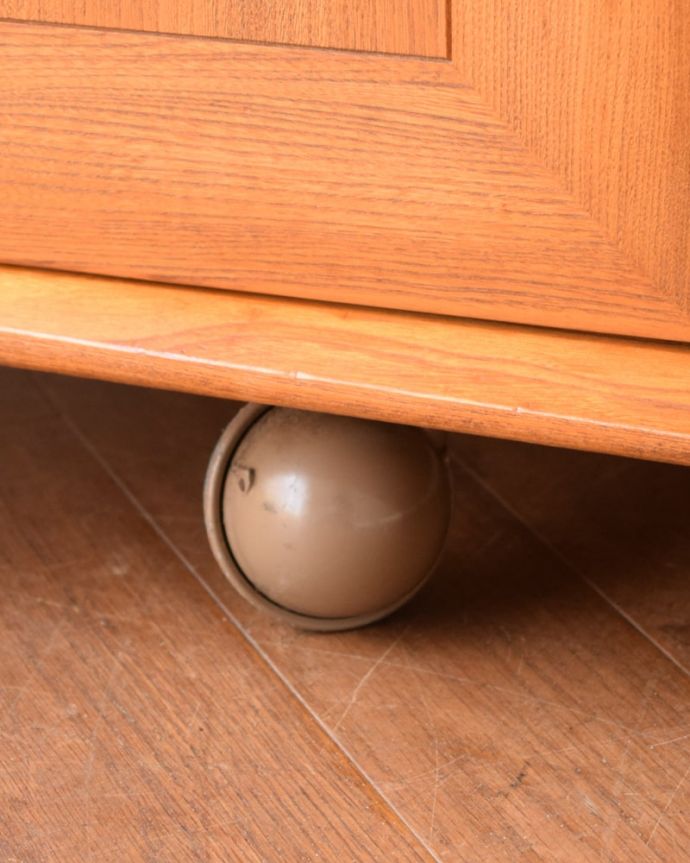 アンティークのキャビネット　アンティーク家具　アーコール　サイドボード　ちゃんと動きます脚先にはキャスターが。(m-698-f)