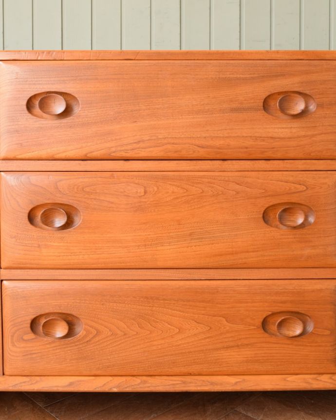 アンティークのキャビネット　アンティーク家具　アーコール　サイドボード　デザインの一部になっている取っ手取っ手のデザインもシンプルかつ機能的に。(m-698-f)