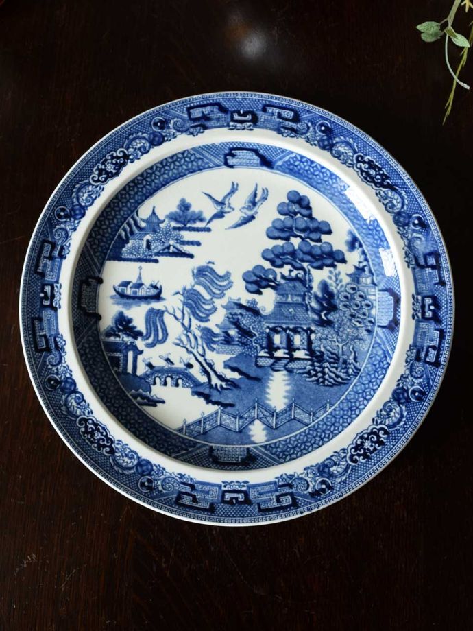 ウェッジウッドのディナープレート、1890年代のウィローパターンの食器