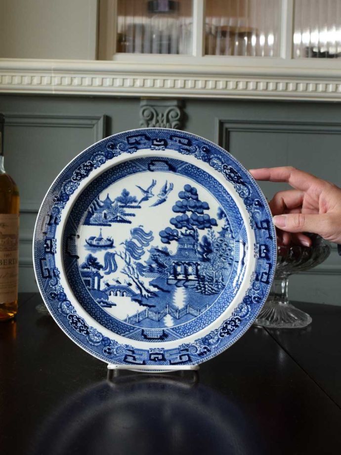 ウェッジウッドのディナープレート、1890年代のウィローパターンの食器