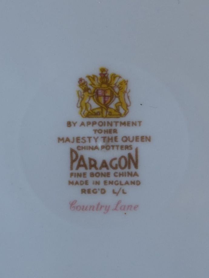 イギリスのアンティーク食器、パラゴン（PARAGON）Country Laneの