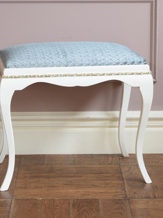 フランスの椅子らしい優雅な装飾