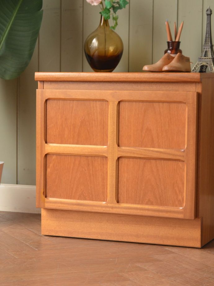 ビンテージキャビネットの扉