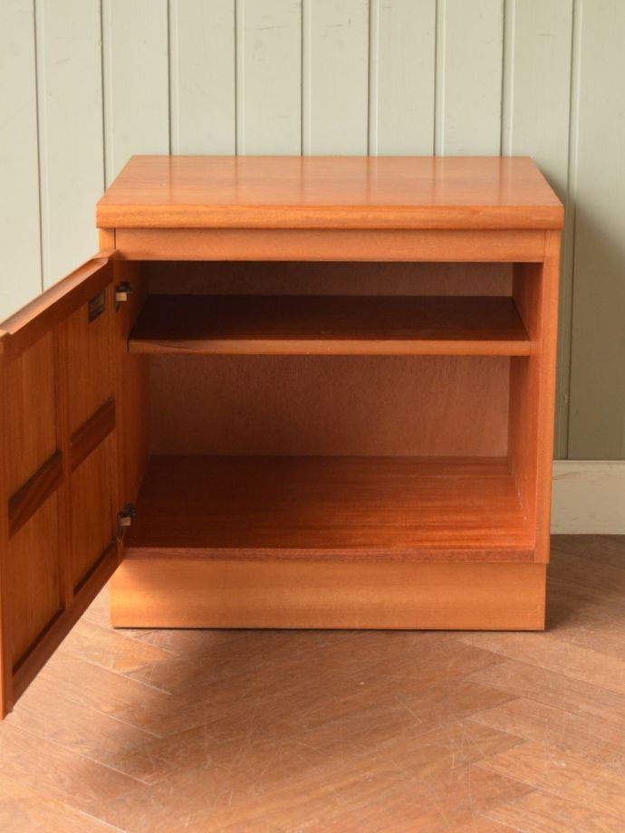 ヴィンテージキャビネットの扉の中