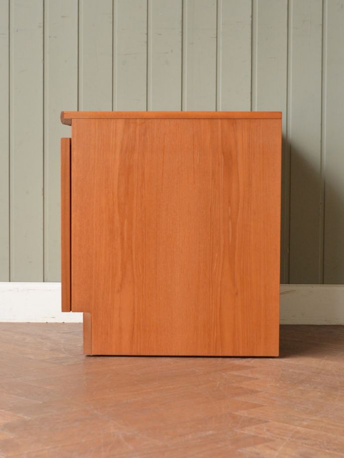 ビンテージキャビネットの側面