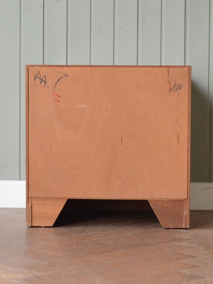 キャビネットの後ろ姿