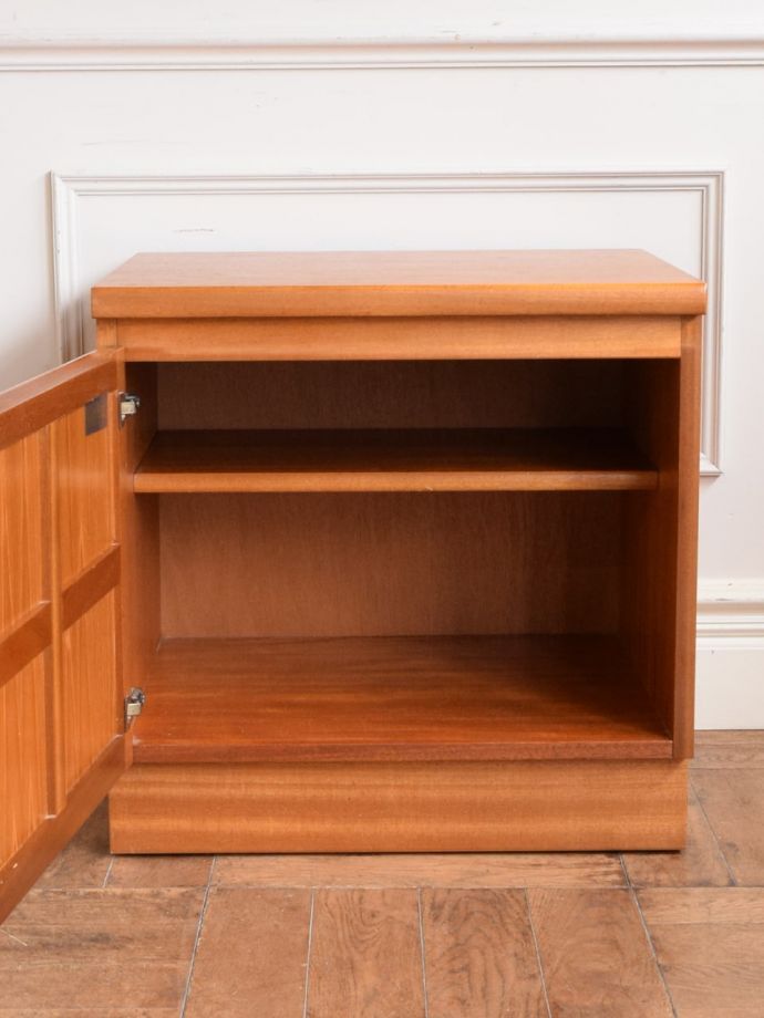 ヴィンテージキャビネットの扉の中