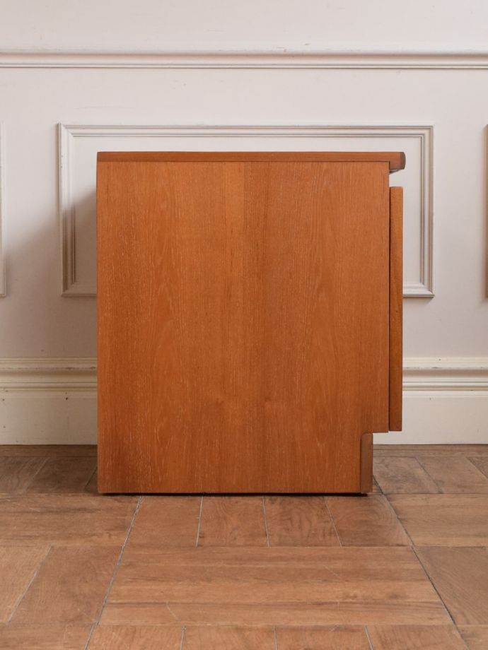 ビンテージキャビネットの側面