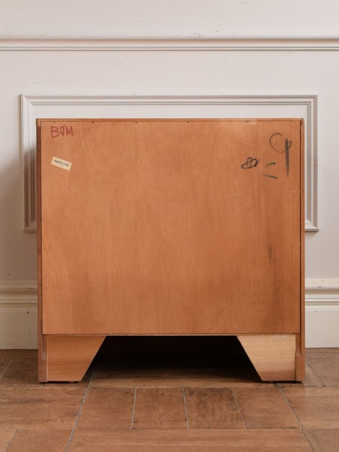 キャビネットの後ろ姿