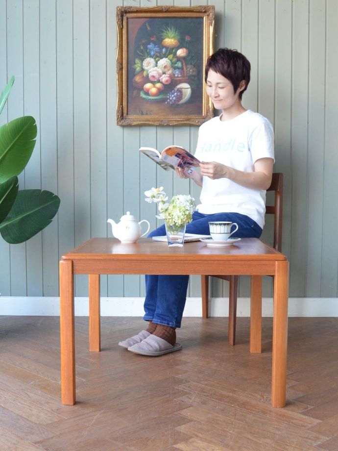 アンティークのテーブル　アンティーク家具　ローテーブル　スマートなカッコよさが人気のヒミツ北欧デザインのコーヒーテーブルは見た目のカッコよさと、どんなお部屋にも似合っちゃうシンプルなデザインが人気です。(m-703-f)