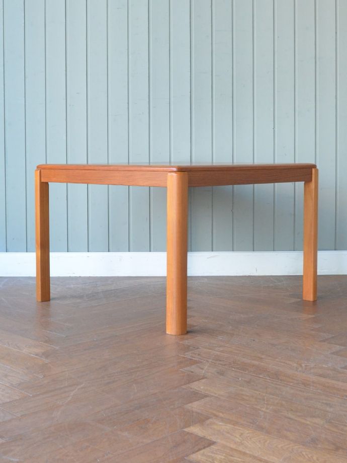 アンティークのテーブル　アンティーク家具　ローテーブル　360度、どこから見てもカッコいい！アンティークは新品ではないので、もちろん経年変化によるキズはありますが、専門の職人がしっかりお直しをしているので、どの角度から見てもキレイです。(m-703-f)