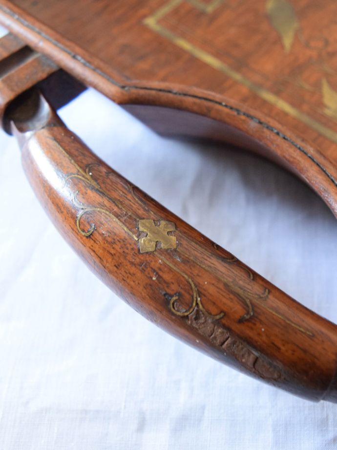 イギリスから届いた美しいアンティークトレイ、象嵌が入ったマホガニー