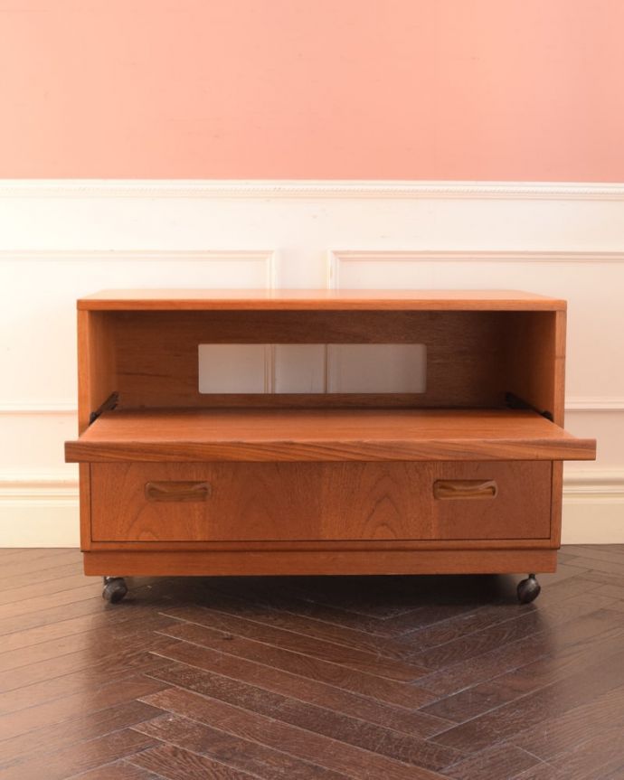 アンティークのキャビネット　アンティーク家具　G-PLAN　AVボード　扉の奥はたっぷり収納扉を開けると、中にはたっぷりの収納。(m-704-f)