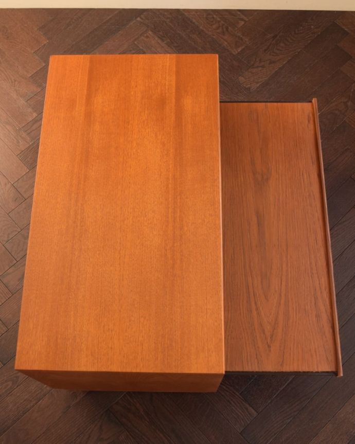 アンティークのキャビネット　アンティーク家具　G-PLAN　AVボード　天板の塗装もキレイに仕上げましたヴィンテージの家具は修復方法が様々。(m-704-f)