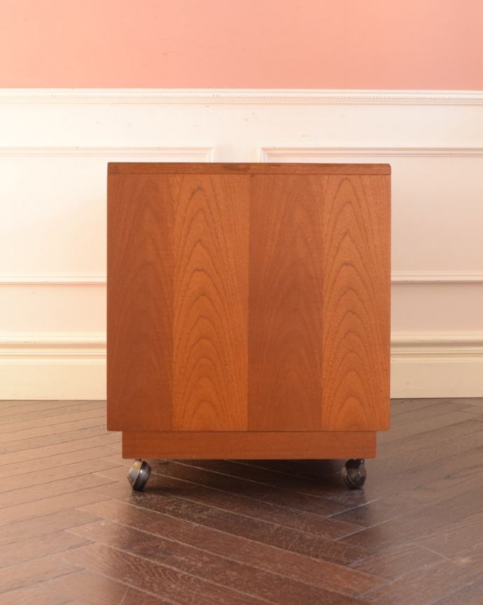 アンティークのキャビネット　アンティーク家具　G-PLAN　AVボード　横から見てもスッキリどこから見てもスッキリとしてステキなヴィンテージ。(m-704-f)