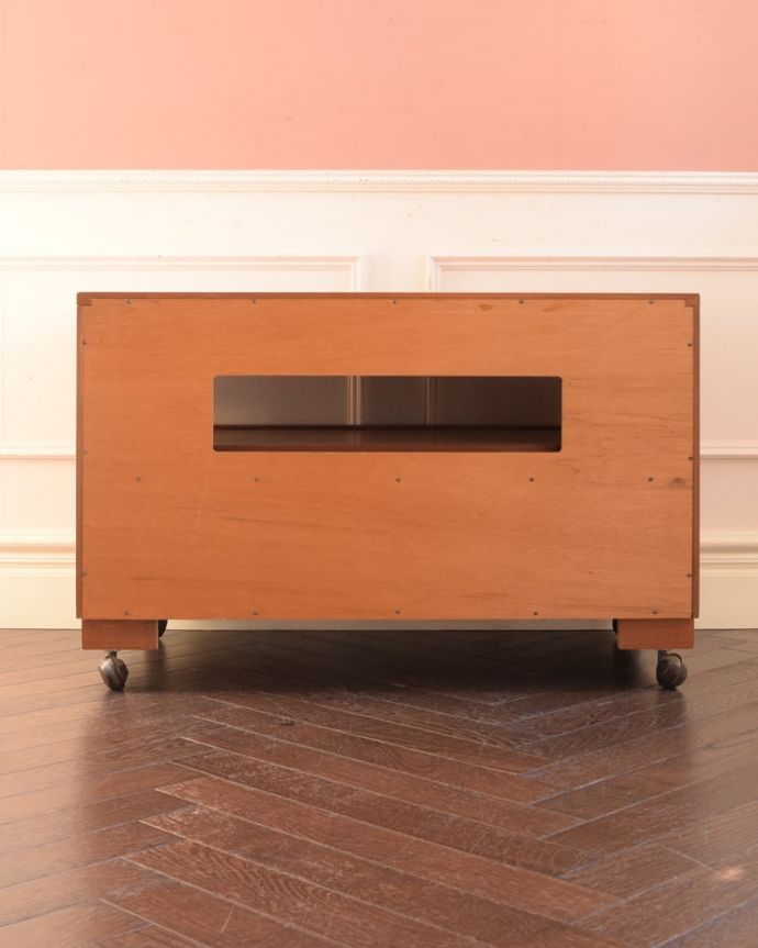 アンティークのキャビネット　アンティーク家具　G-PLAN　AVボード　もちろん後ろ姿もキレイですビンテージは新品ではないので、もちろん経年変化によるキズはあります。(m-704-f)