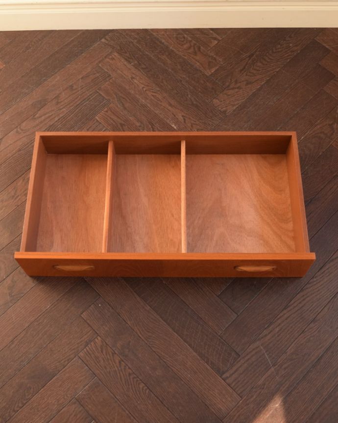 アンティークのキャビネット　アンティーク家具　G-PLAN　AVボード　キレイにお直ししました引き出しの中も修復の際、専門の職人がキレイにしました。(m-704-f)