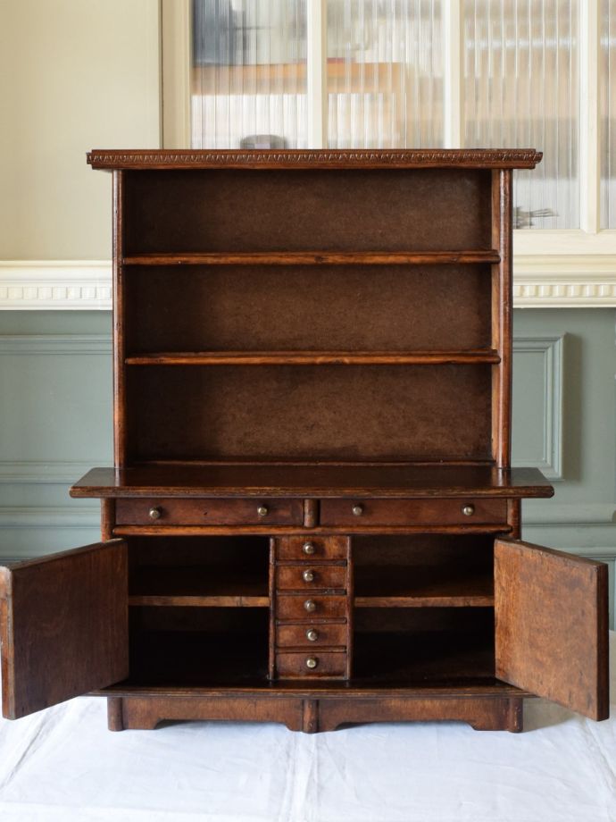 キャビネットの扉の中