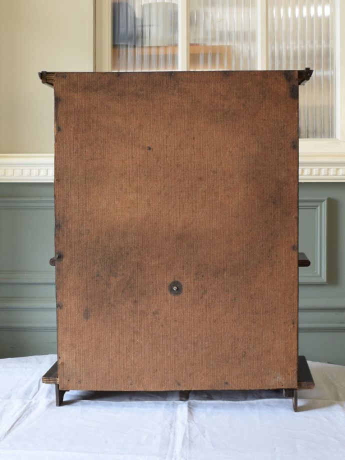 キャビネットの後ろ姿