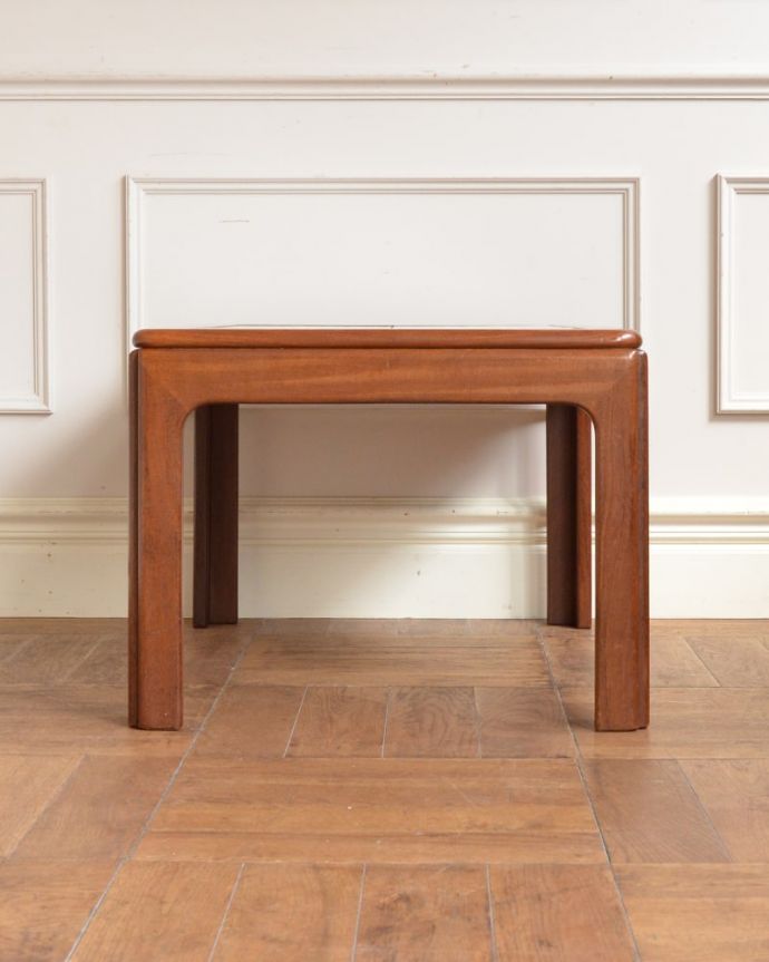 コーヒーテーブルの側面