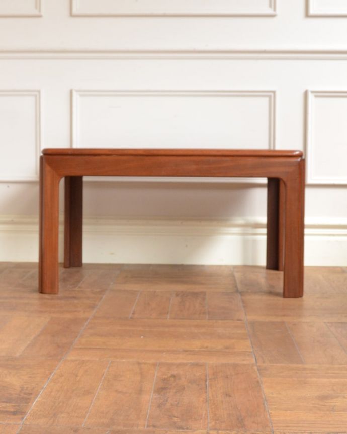 コーヒーテーブルの反対側