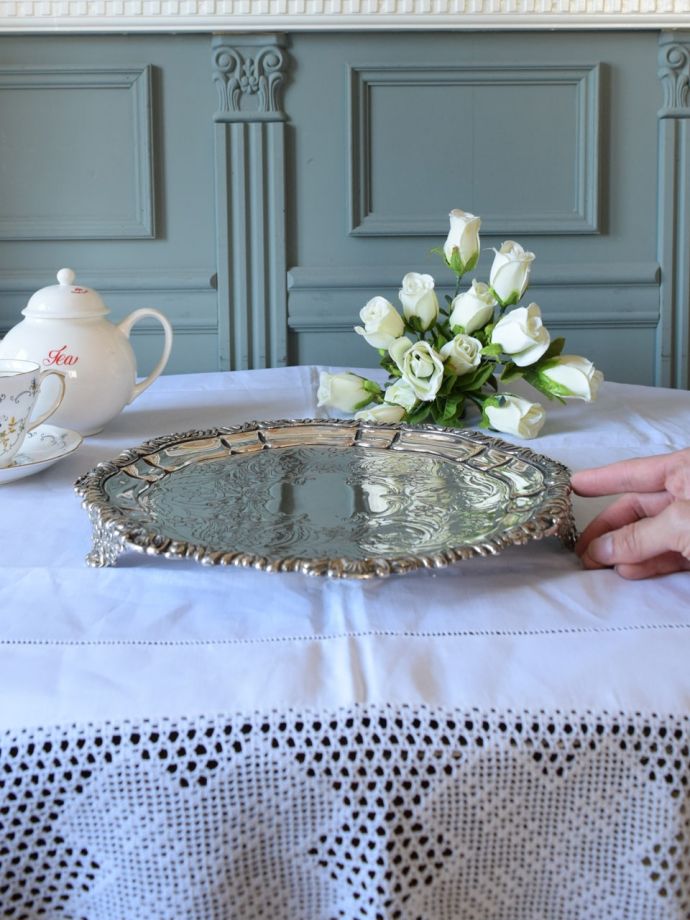 イギリスで見つけたアンティークシルバープレートの優雅な脚付き