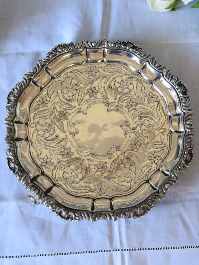 イギリスで見つけたアンティークシルバープレートの優雅な脚付き