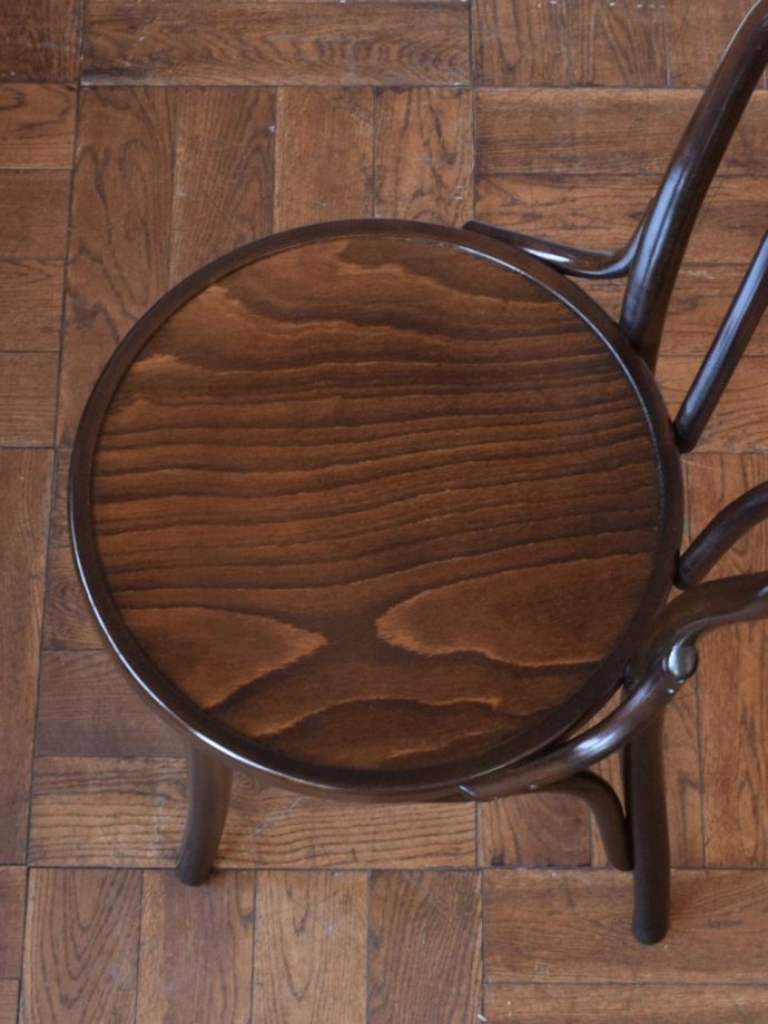 イギリスから届いたアンティークの椅子、ダブルループの背もたれが