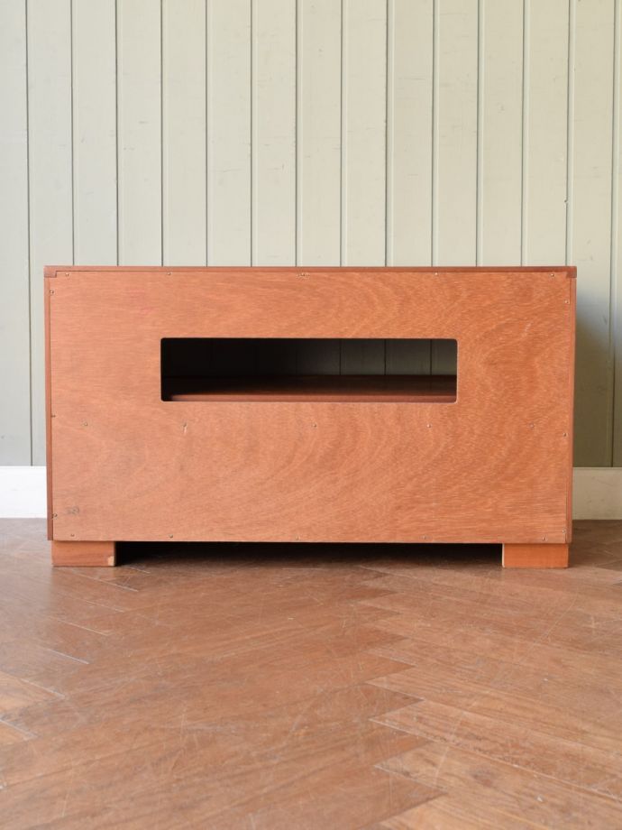 G-PLANのサイドボードの後ろ姿