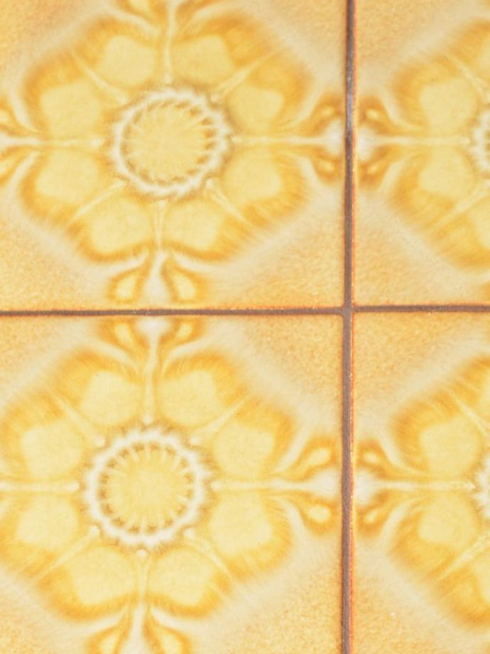 ビンテージテーブルのタイル