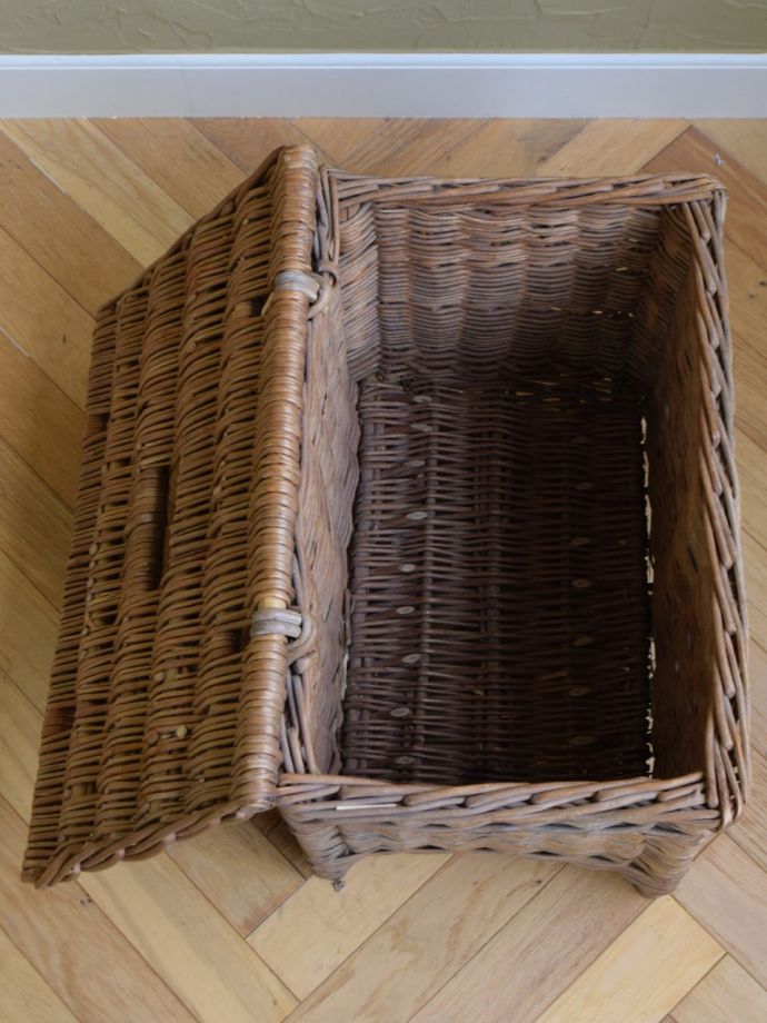 アンティークバスケットの中