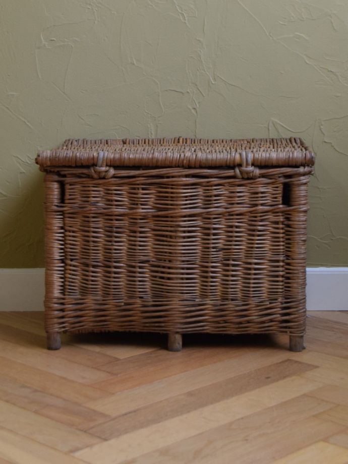 アンティークバスケットの後ろ