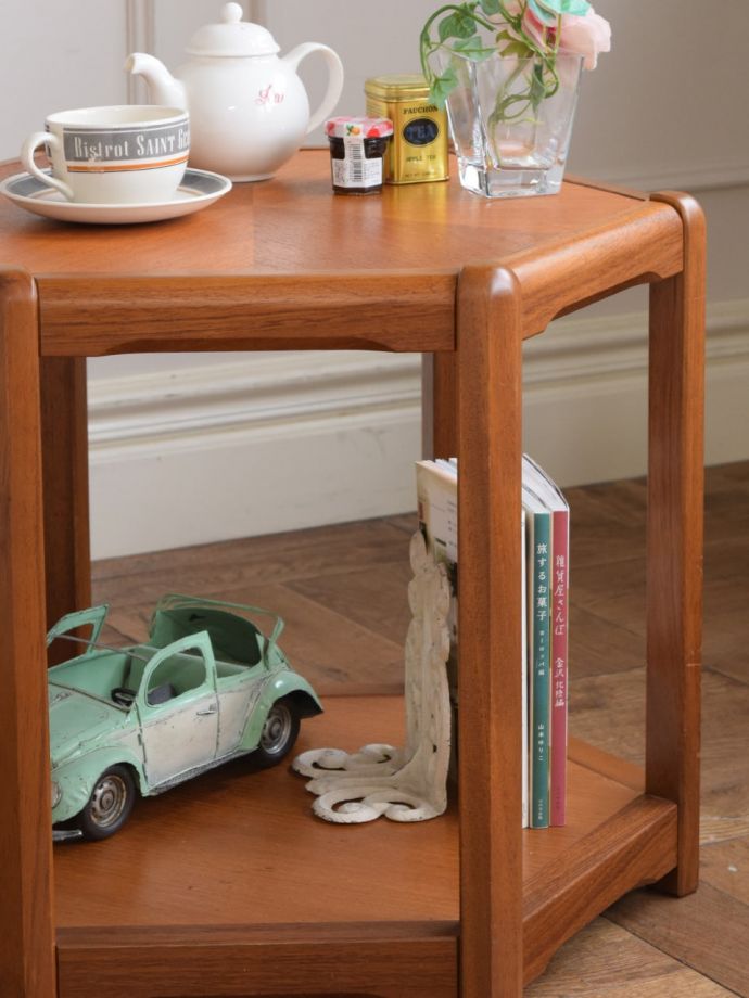 北欧スタイルのビンテージテーブル