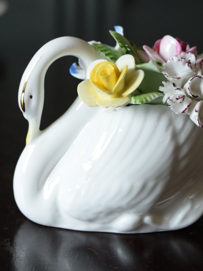 ロイヤルドルトン社のアンティークの陶花、スワン×お花のおしゃれな