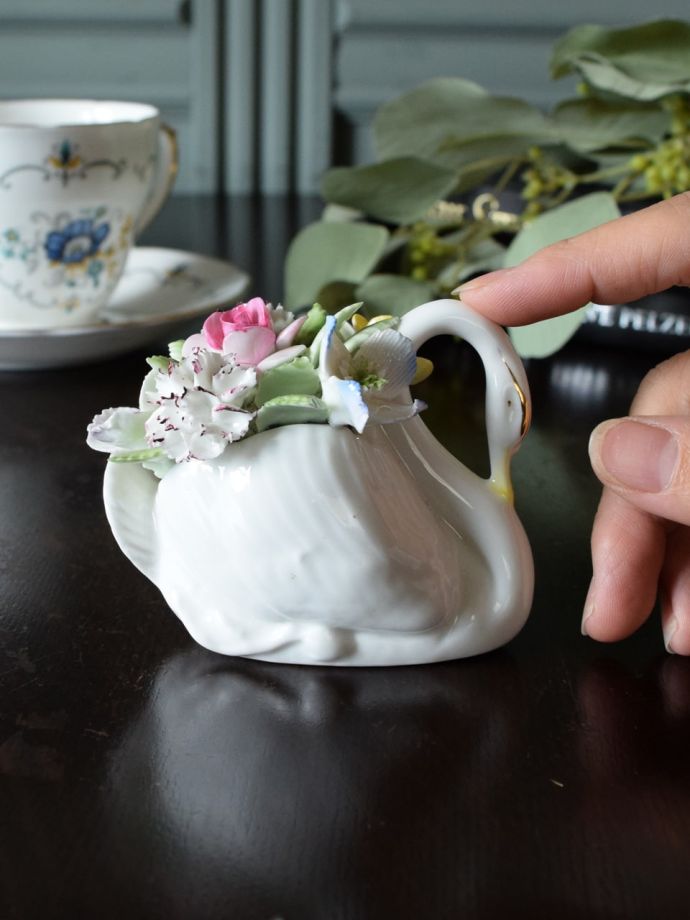 ロイヤルドルトン社のアンティークの陶花、スワン×お花のおしゃれな